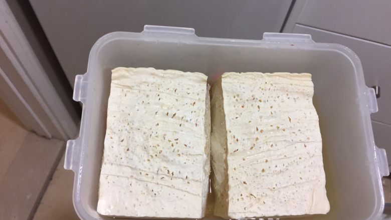 番茄炖冻豆腐,24小时后,想吃的时候,就把冻豆腐拿出来,解冻。一般小七选择常温解冻,提前一晚拿出来,解冻。