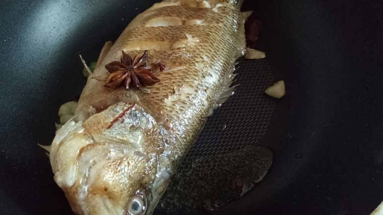 红烧鲈鱼,加入煎好的鱼。