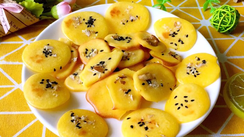 鸡蛋小饼,烤好的小饼晾凉后会很脆,装在密封的瓶子里常温可保存3天,出去玩,宝宝的零食就有着落了。