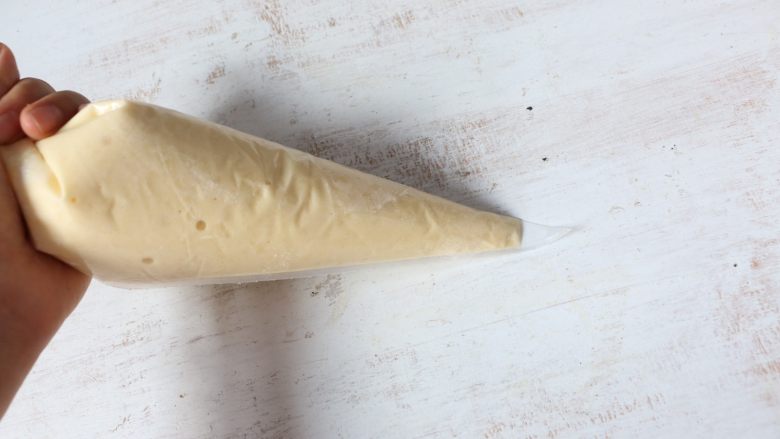 七彩棒棒糖蛋糕,裱花袋剪一个小口,直径1cm左右。