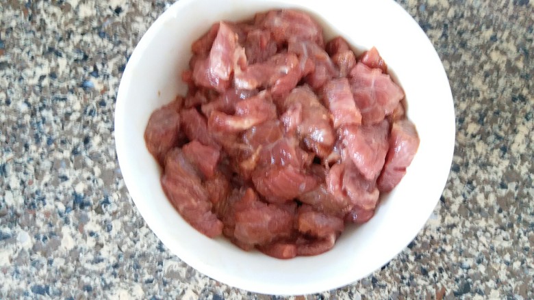 牛肉咖喱饭,牛肉切稍微厚的片,如果切太厚就要用到压力锅煮肉啦,用生粉和生抽抓匀,腌制10分钟