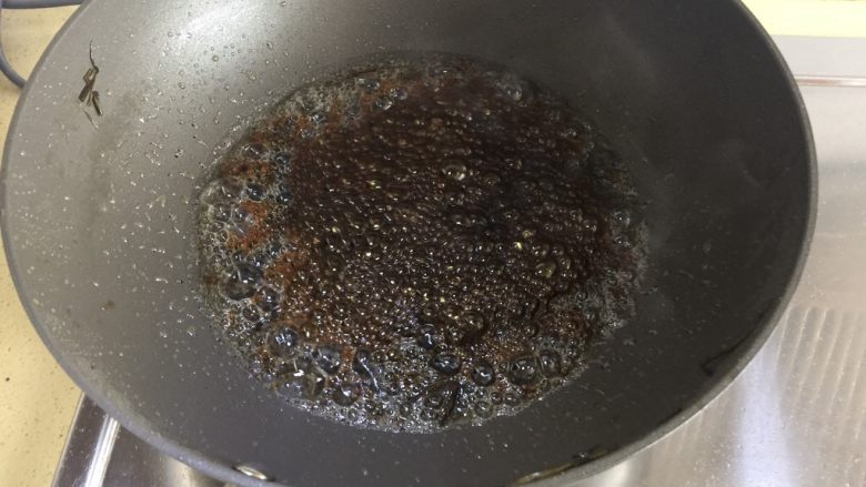 葱油拌面,三个酱油均匀放入油内煮开
