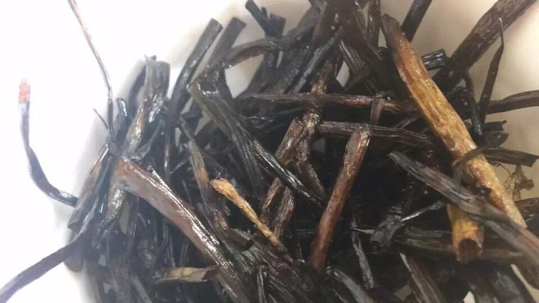 葱油拌面,炸干 撩出来 此时的油很绿