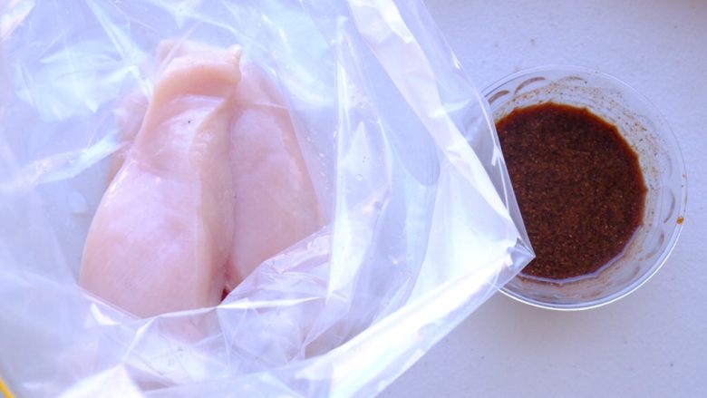秘制异国风味鸡胸肉腌料&绝佳搭配
(减肥必备),如上一个方子一样 准备封口袋 放入鸡胸肉