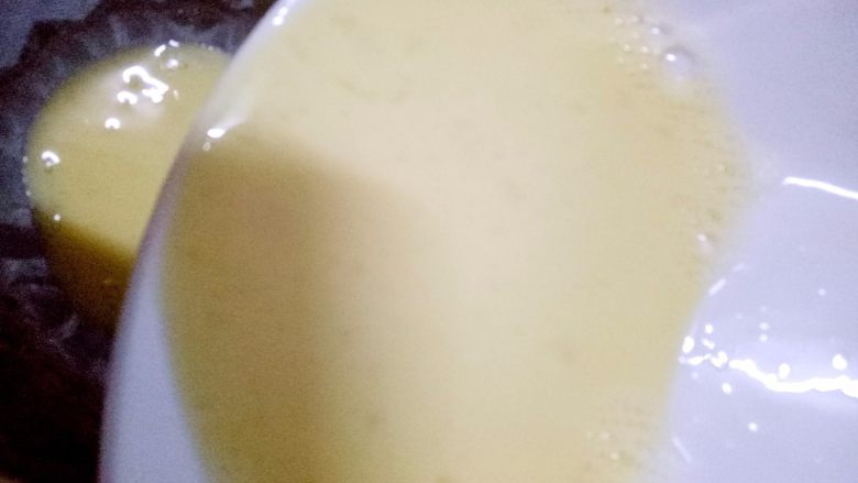 双米奶布丁#婴儿辅食#,把拌好的双米布丁液,过筛滤掉过不了筛网的原料,这样口感会更细腻