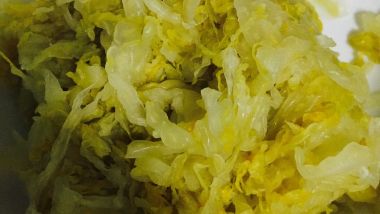 东北菜代表—渍菜粉
(又名酸菜炒粉条),中途换水三到四次,然后沥干水分,备用