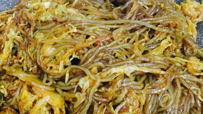 东北菜代表—渍菜粉
(又名酸菜炒粉条),炒好的酸菜粉色泽金黄,很有食欲