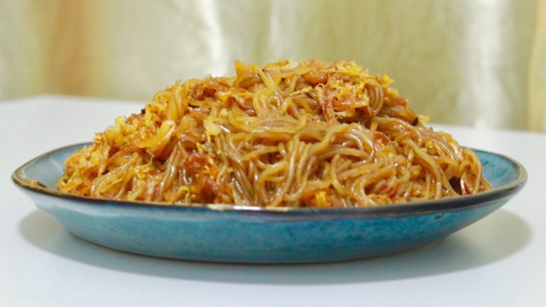 东北菜代表—渍菜粉
(又名酸菜炒粉条),成品图