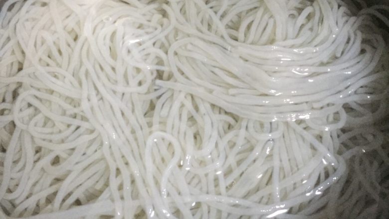 东北菜代表—渍菜粉
(又名酸菜炒粉条),煮好的粉条迅速捞出过冷水,并置于水中浸泡,以防粘连