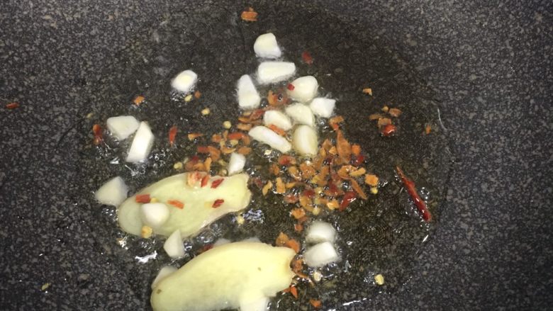 东北菜代表—渍菜粉
(又名酸菜炒粉条),锅内下油,油热倒姜蒜辣椒爆香