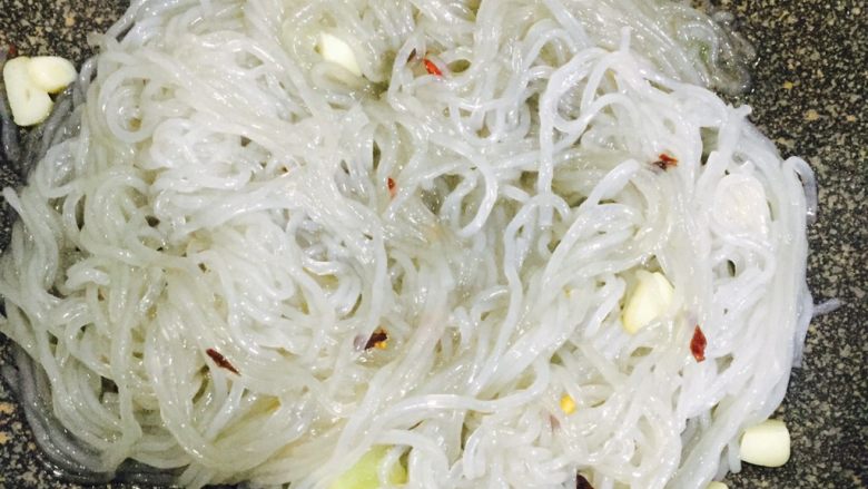 东北菜代表—渍菜粉
(又名酸菜炒粉条),放入粉条翻炒