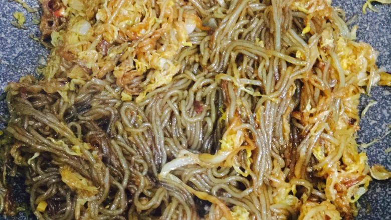 东北菜代表—渍菜粉
(又名酸菜炒粉条),直至完全炒匀,关火