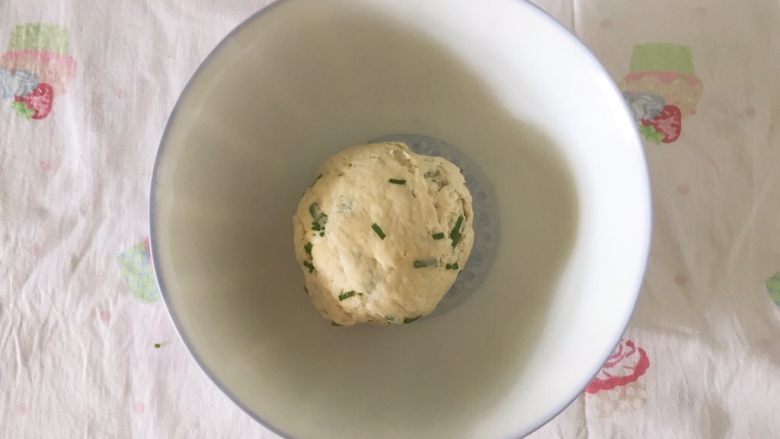 香葱味苏打饼干,把香葱均匀揉到面团里,盖上保鲜膜静置30min