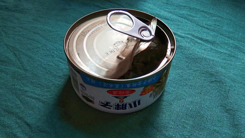 金枪鱼沙拉,金枪鱼罐头开一个小口,把里面的水尽量倒干净。