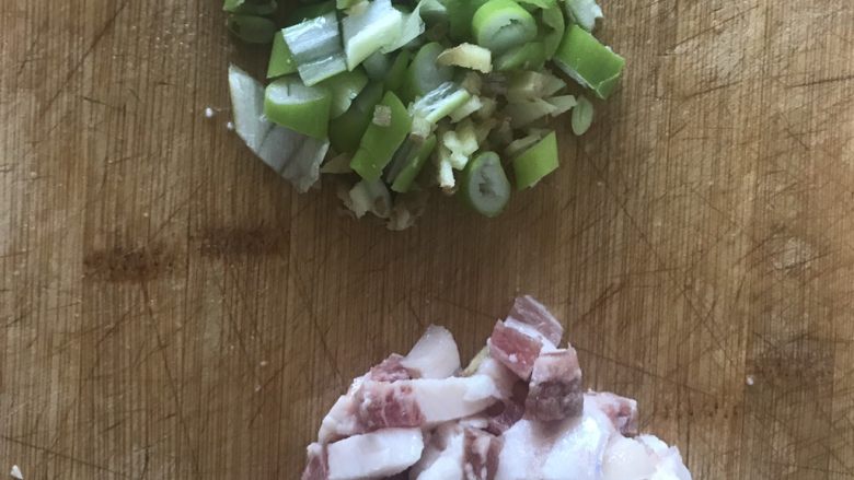 豆角焖面,切好五花肉，切成小方块，剁葱末及姜末。