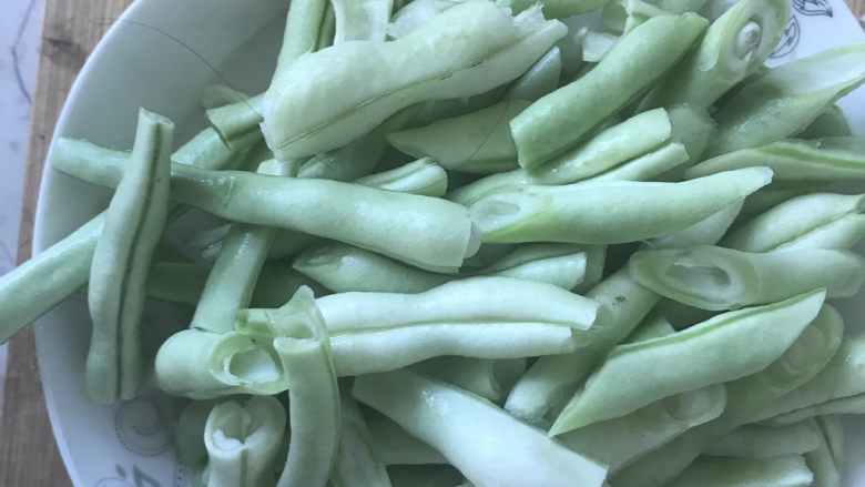 豆角焖面,<a style='color:red;display:inline-block;' href='/shicai/ 3639'>豆角</a>洗净，切成长约3-4厘米的条。