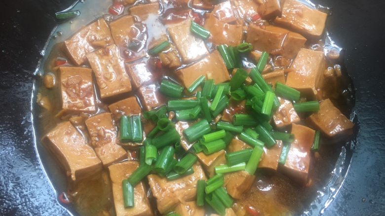 卤水豆腐,中间记得时常翻动一下豆腐以保证全部均匀,最后收汁加入葱叶翻动几下就完成啦。