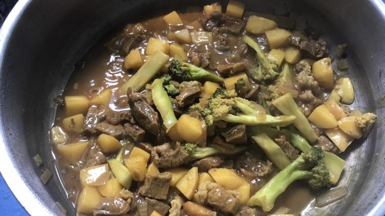 咖喱土豆炖牛腱,小火炖20mins左右。期间注意锅里的情况,不要让咖喱糊了底。