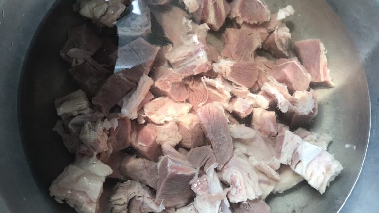 咖喱土豆炖牛腱,牛肉解冻切块去血水,浸泡越久越好