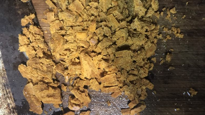 咖喱土豆炖牛腱,同时,咖喱切碎备用