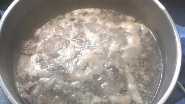 咖喱土豆炖牛腱,煮开水,下牛肉,开水后,漂掉白沫。