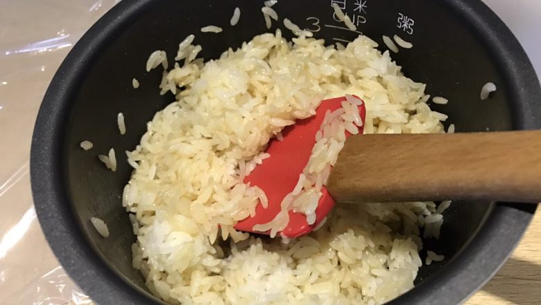 可爱小饭团,煮一锅白米饭,晾到温热时加入盖饭汁苹果醋拌匀,<a style='color:red;display:inline-block;' href='/shicai/ 70'>秋葵</a>加水煮两分钟,冲凉水后沥干水分备用。