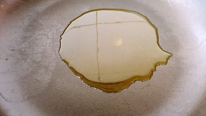 丝瓜烧腐竹,锅内倒适量油,开大火