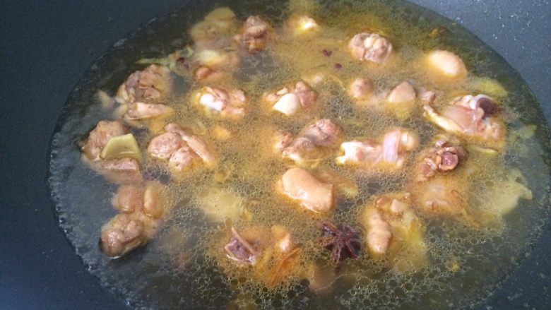 魏氏鸡腿炖菜,加入适量冷水,淹没鸡肉即可