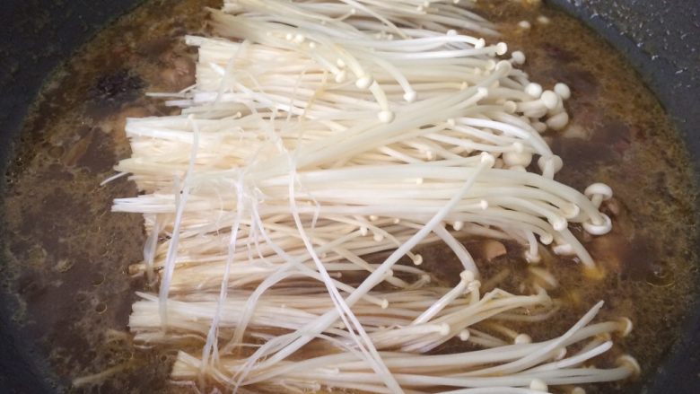 魏氏鸡腿炖菜,加入金针菇,中火烧5分钟