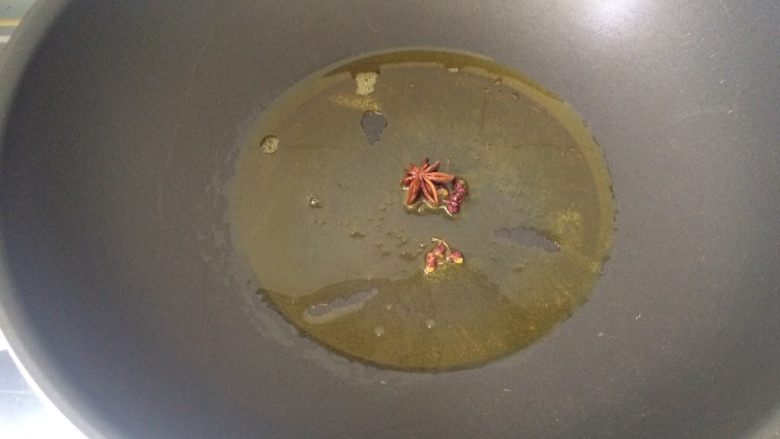 魏氏鸡腿炖菜,油8成热时,加入花椒大料,翻炒