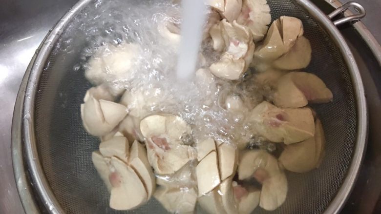 台灣道地月子餐~麻油腰子,再將撈起的豬腰子過沖冷水(這個步驟一定要完成,這樣豬腰子的口感才會脆口