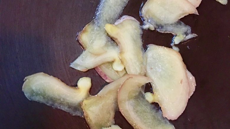 台灣道地月子餐~麻油腰子,薑片放入鍋內爆香