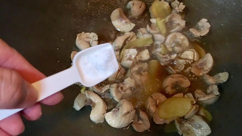 台灣道地月子餐~麻油腰子,最後再加入鹽巴