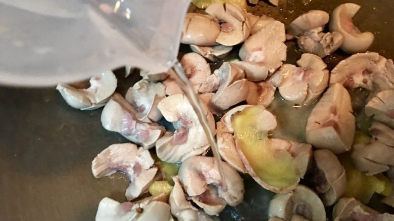 台灣道地月子餐~麻油腰子,加入水100ml拌炒
