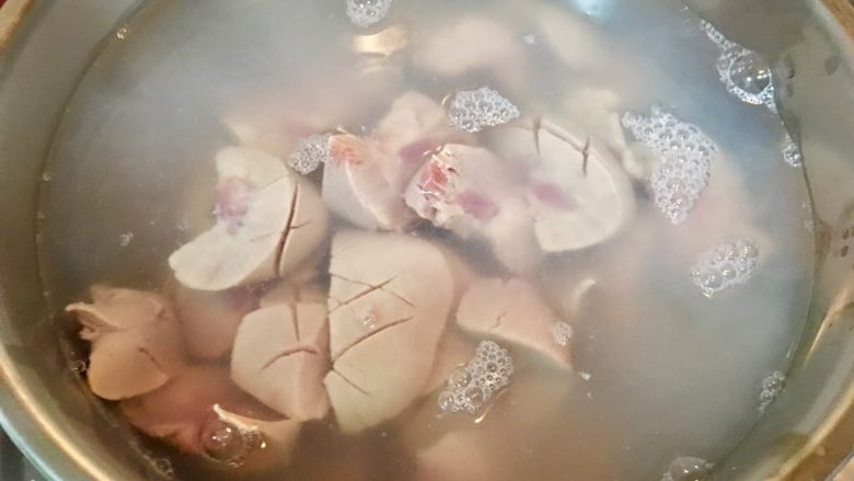 台灣道地月子餐~麻油腰子,腰子一定要川燙,才能去掉尿騷味。
將切好的豬腰子放入步驟1煮沸的鍋內