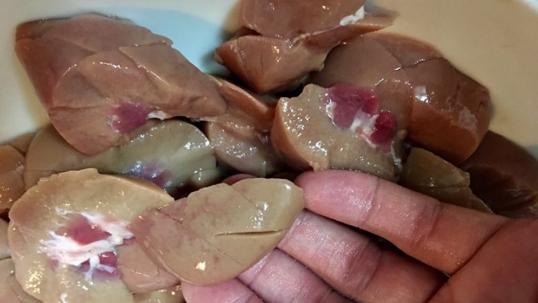 台灣道地月子餐~麻油腰子,再將步驟4的腰子斜切成小片狀