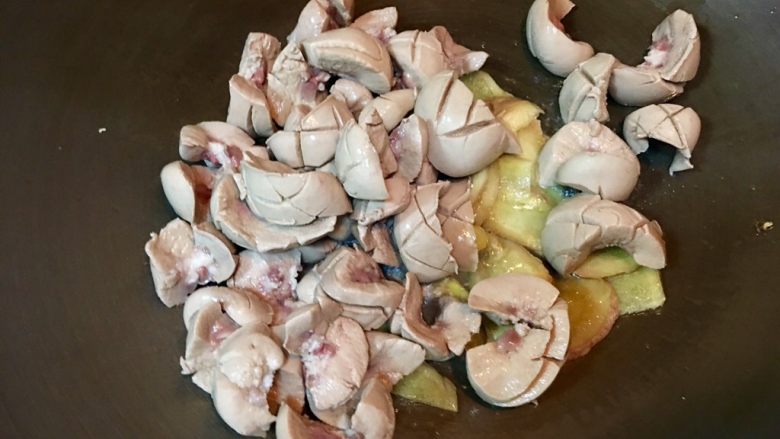 台灣道地月子餐~麻油腰子,步驟10的豬腰子放入鍋內和薑片翻炒