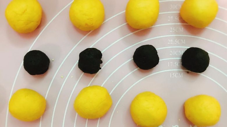 治愈系呆萌小南瓜,
3、面揉好后分成每个面团25克,馅10克;