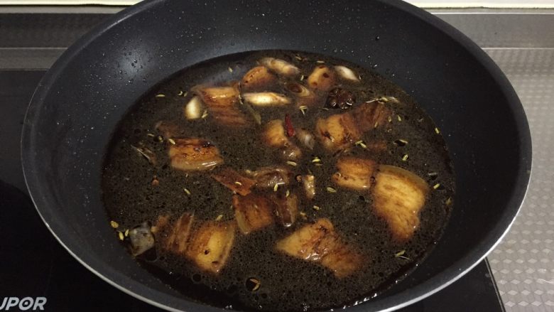 乱炖系列之猪肉粉条,加水,没过五花肉,开锅转小火炖30分钟