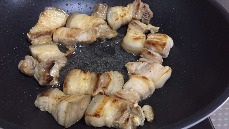 乱炖系列之猪肉粉条,煸炒至五花肉表面金黄,同时出了很多油