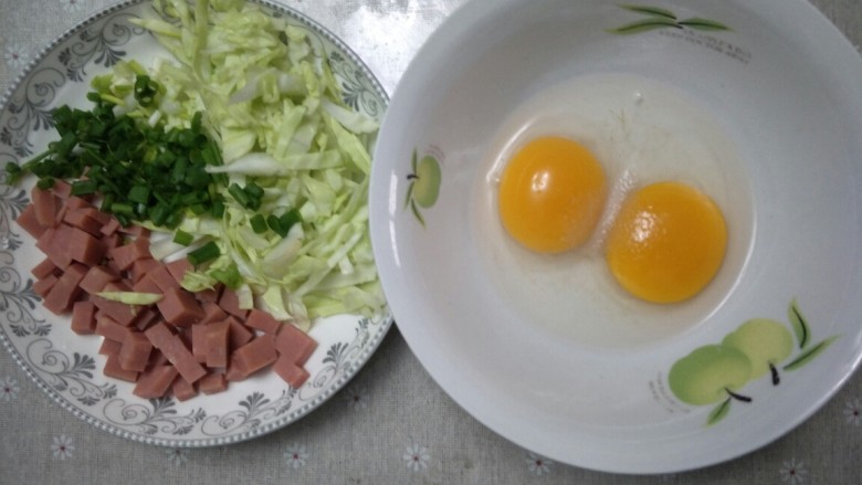 鸡蛋火腿蔬菜煎饼,食材准备好，<a style='color:red;display:inline-block;' href='/shicai/ 9'>鸡蛋</a>里可以放一点点盐。（穷的只有包菜和火腿😂）