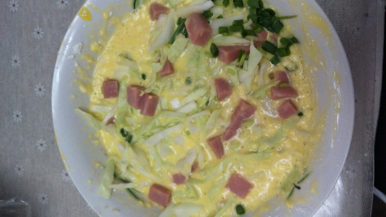 鸡蛋火腿蔬菜煎饼,搅拌好后，加入切好的<a style='color:red;display:inline-block;' href='/shicai/ 9561'>蔬菜</a>，火腿和葱。