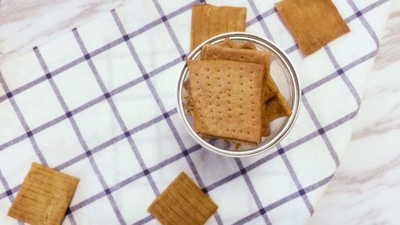 全麦苏打饼干,晾凉后放到密封罐里保存,防止受潮