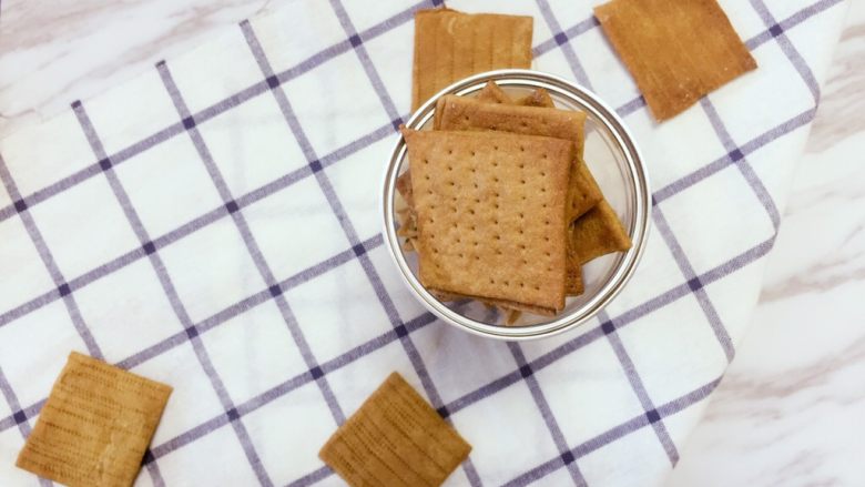 全麦苏打饼干,晾凉后放到密封罐里保存，防止受潮