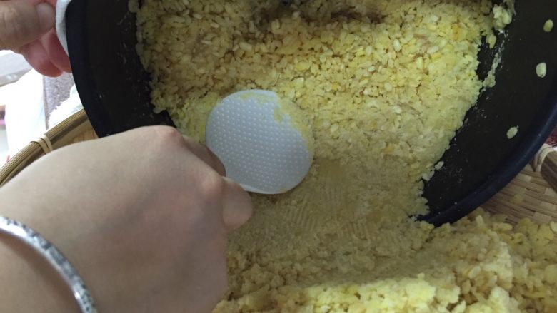 不用蒸不用提前浸泡,家庭版绿豆糕,用大勺子碾压成泥。我比较喜欢自然豆沙夹杂粗粒口感。如果想要最求非常细腻的口感,这一步需要倒入搅拌机中加水搅打。