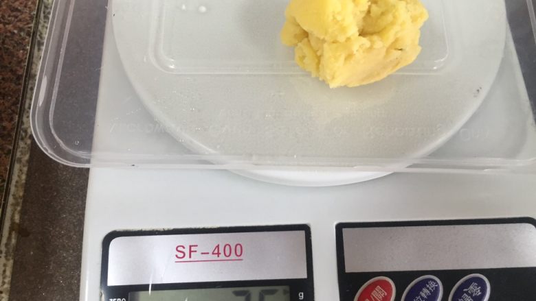 不用蒸不用提前浸泡,家庭版绿豆糕,为了确保每个绿豆糕都一样大,需要先称量每分豆泥:25g