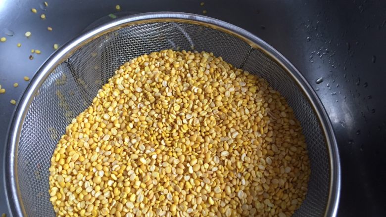 不用蒸不用提前浸泡,家庭版绿豆糕,在清洗前筛选绿豆,一定要仔细挑出里面的杂质,免得影响成品口感