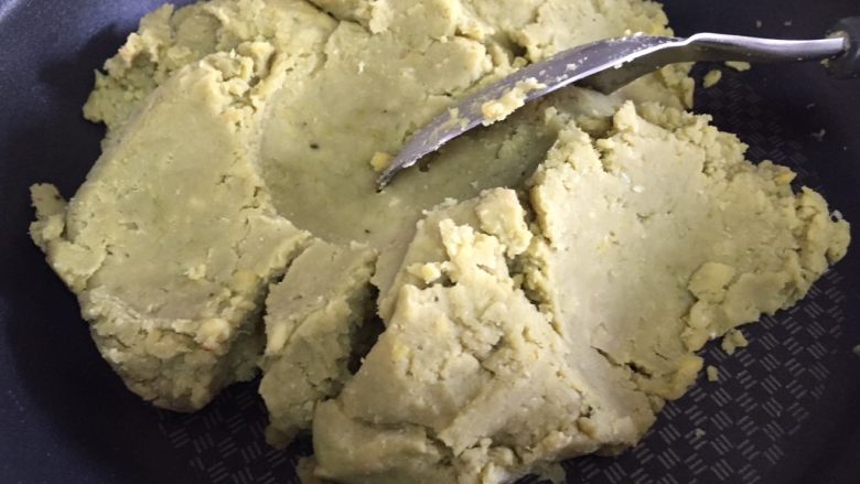 不用蒸不用提前浸泡,家庭版绿豆糕,加入抹茶后需要一直翻炒至少十分钟,让抹茶融入豆泥中。