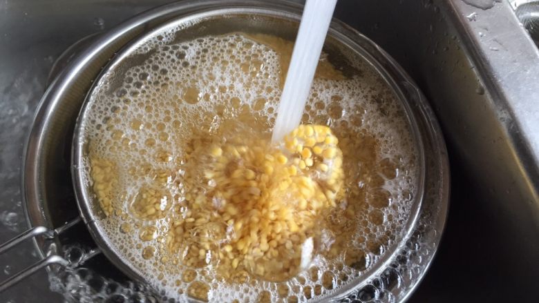 不用蒸不用提前浸泡,家庭版绿豆糕,多次清洗直到水变得清澈