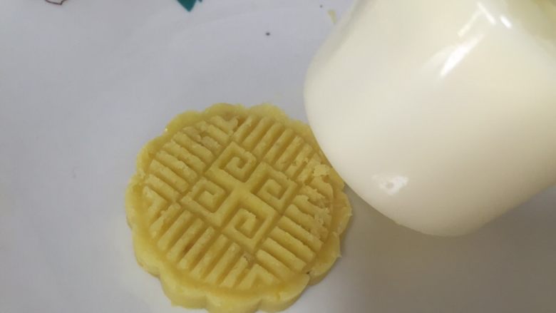 不用蒸不用提前浸泡,家庭版绿豆糕,放入模具中出型(要确保磨具内的水分全无,我的模具里面有水,导致第一成品{如图}造型没有很立体,所以要确保模具是干燥的)